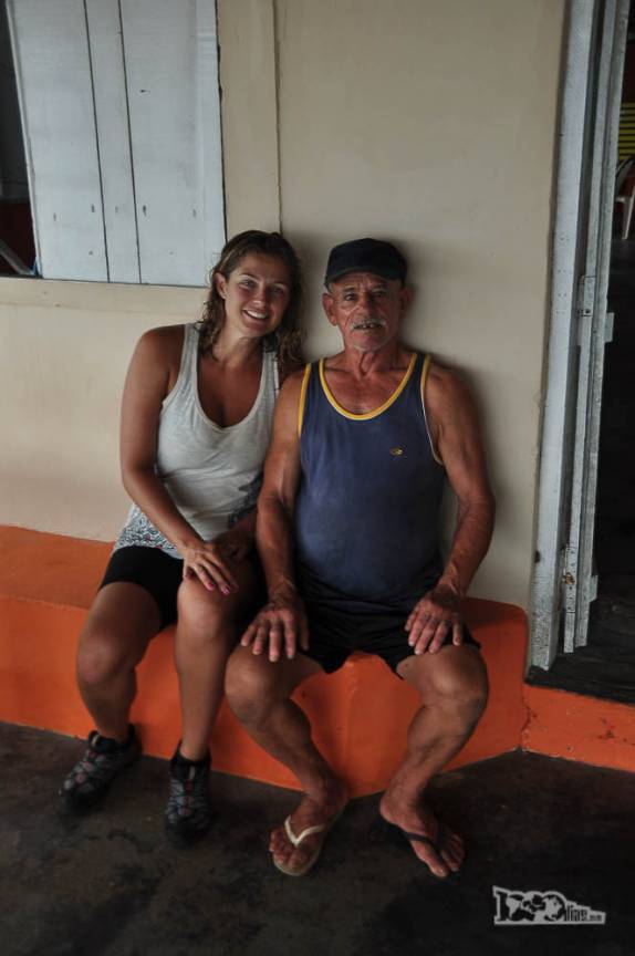 Com o seu Adriano, morador pioneiro da praia de Naufragados, no extremo sul de Florianópolis, Ilha de Santa Catarina
